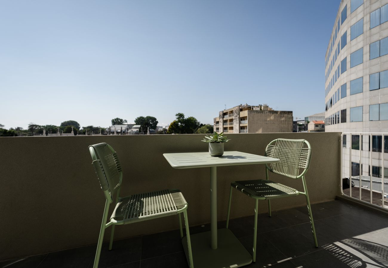 Varanda com vista para a cidade no alojamento Bom Sucesso Executive Flats by Feel Porto