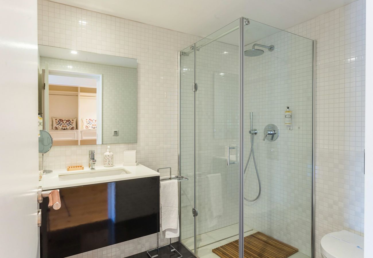Ferienwohnung in Vila Nova de Gaia - 3 Bedroom Apartment, view over Douro River [DT]