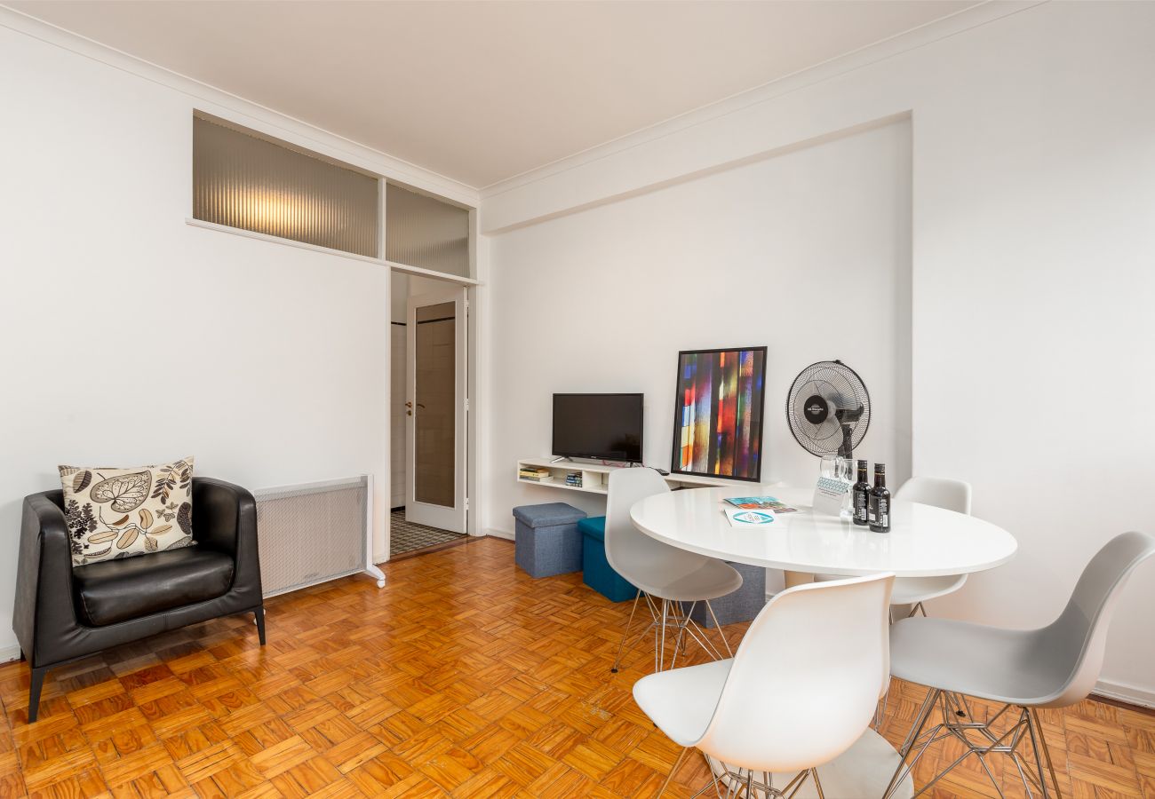 Wohnung in Porto - 2 Bedroom Apartment, Equipped with Balcony [STIII]
