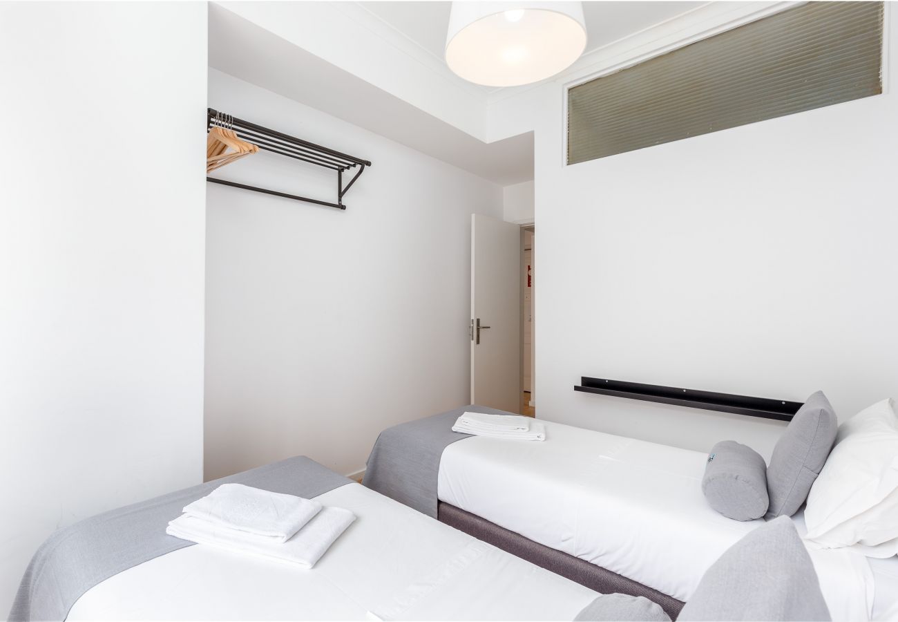 Apartment in Porto - 2 Bedroom Apartment, Furnished, Terrace [STII]