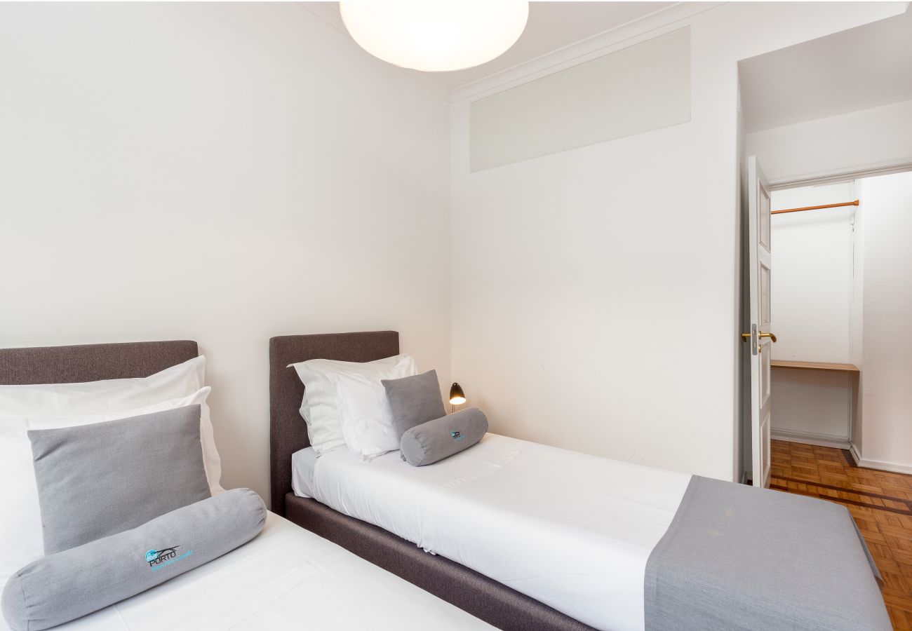 Apartment in Porto - 2 Bedroom Apartment, Equipped with Balcony [STIII]