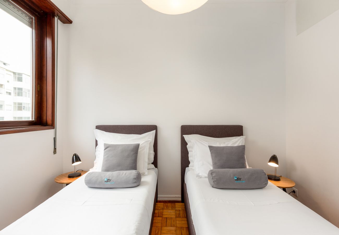 Apartment in Porto - 2 Bedroom Apartment, Equipped with Balcony [STIII]