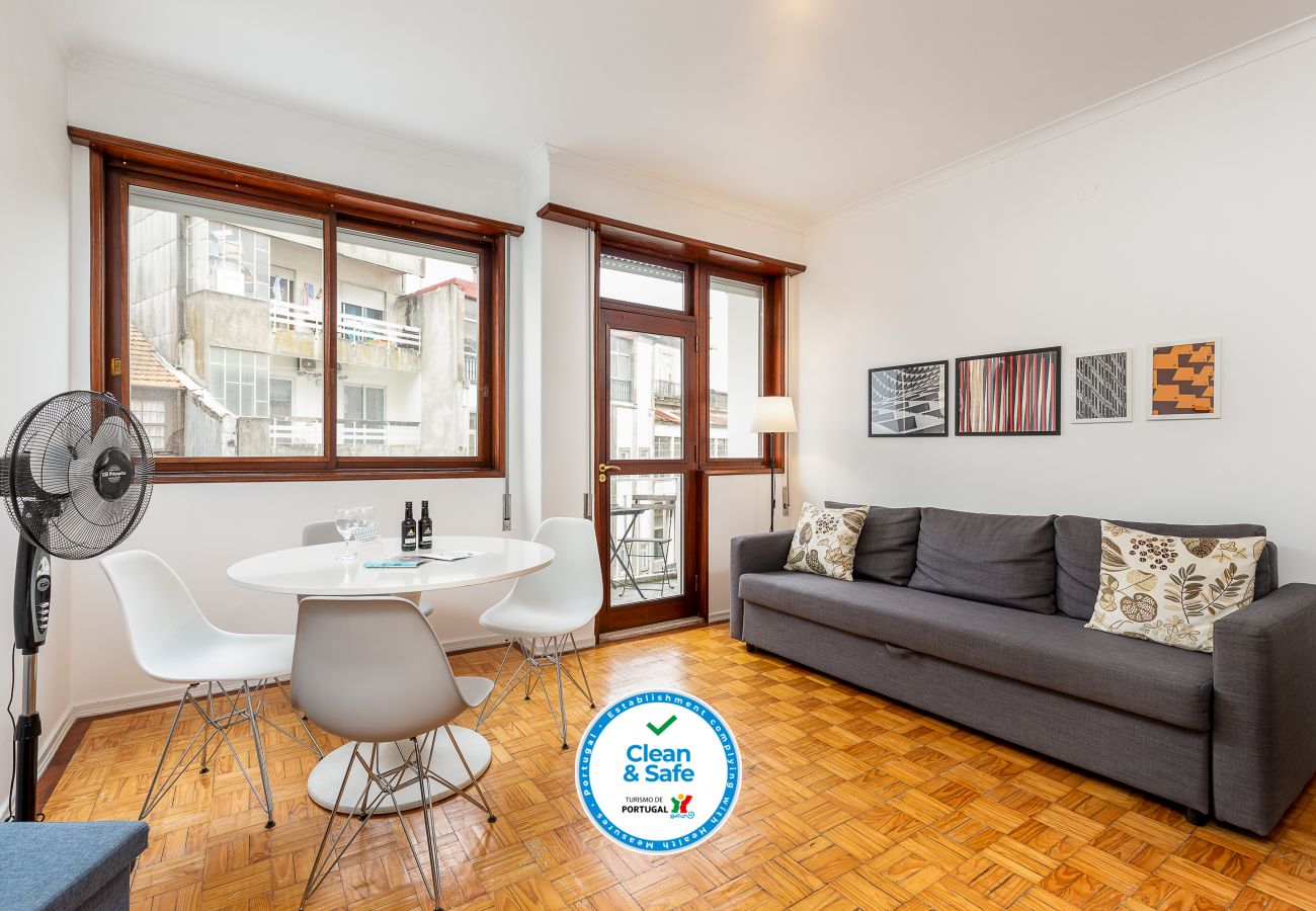 Apartment in Porto - 2 Bedroom Apartment, Equipped with Balcony [STIII]