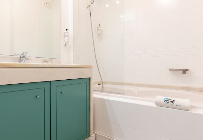 Apartment in Vila Nova de Gaia - Feel Porto Beach & Pool Getaway