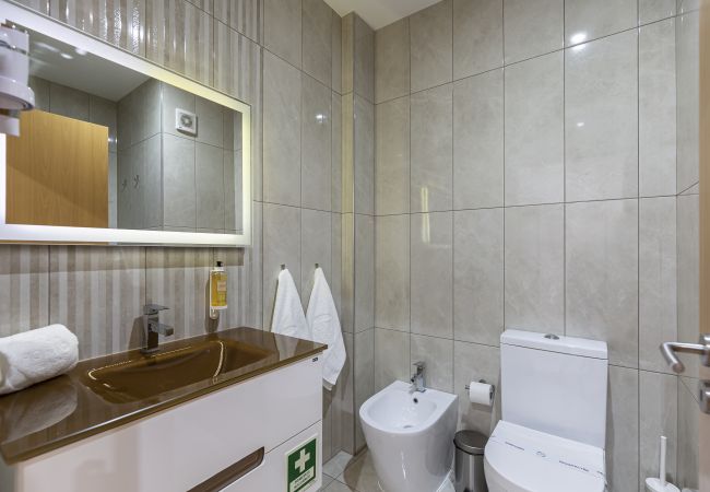 Modern and spacious bathroom.