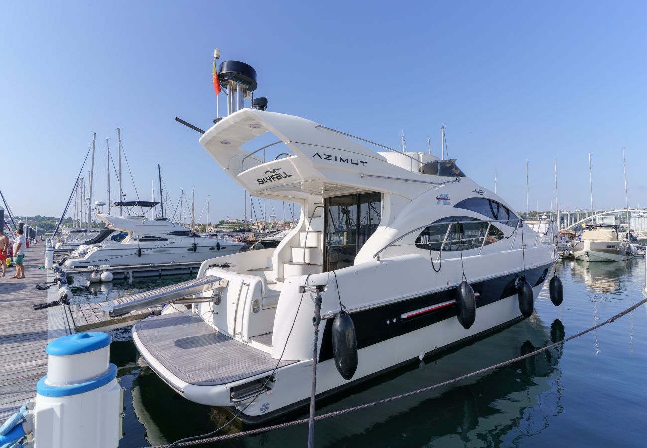 Boat in Vila Nova de Gaia - Night on Board Luxury Yacht