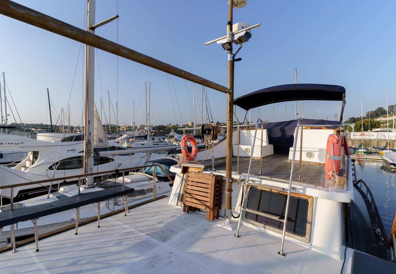 Boat in Vila Nova de Gaia - Night on Board Classic Wooden Boat