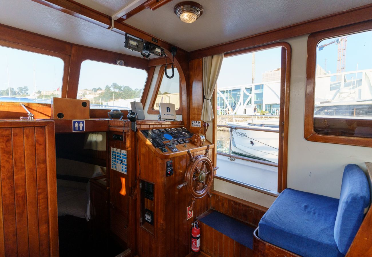 Boat in Vila Nova de Gaia - Night on Board Classic Wooden Boat