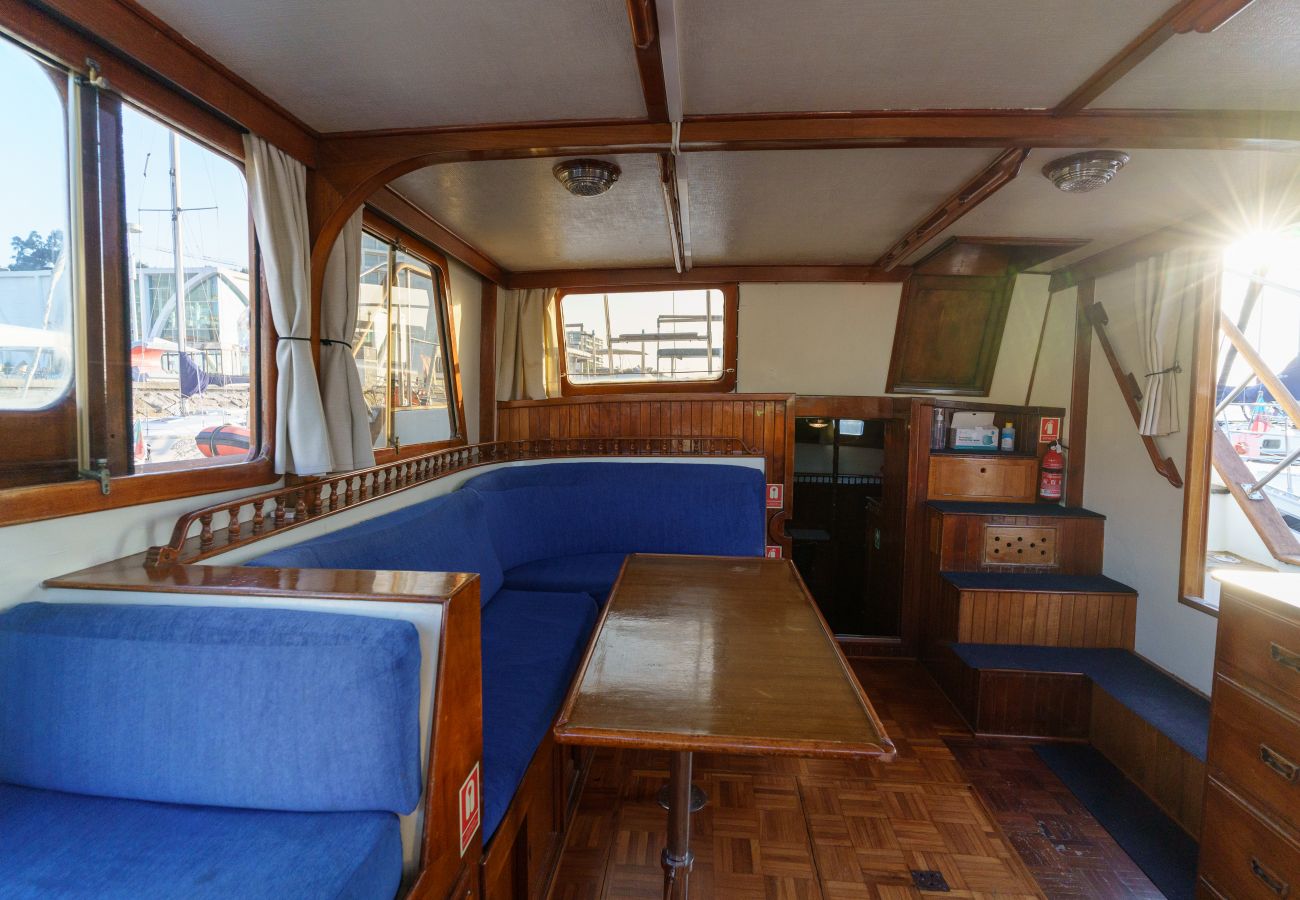 Boat in Vila Nova de Gaia - Night on Board Classic Wooden Boat