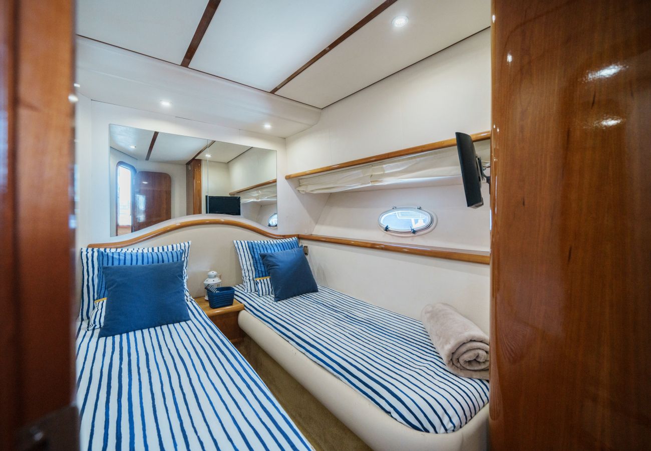 Boat in Vila Nova de Gaia - Night on board Superb Yacht
