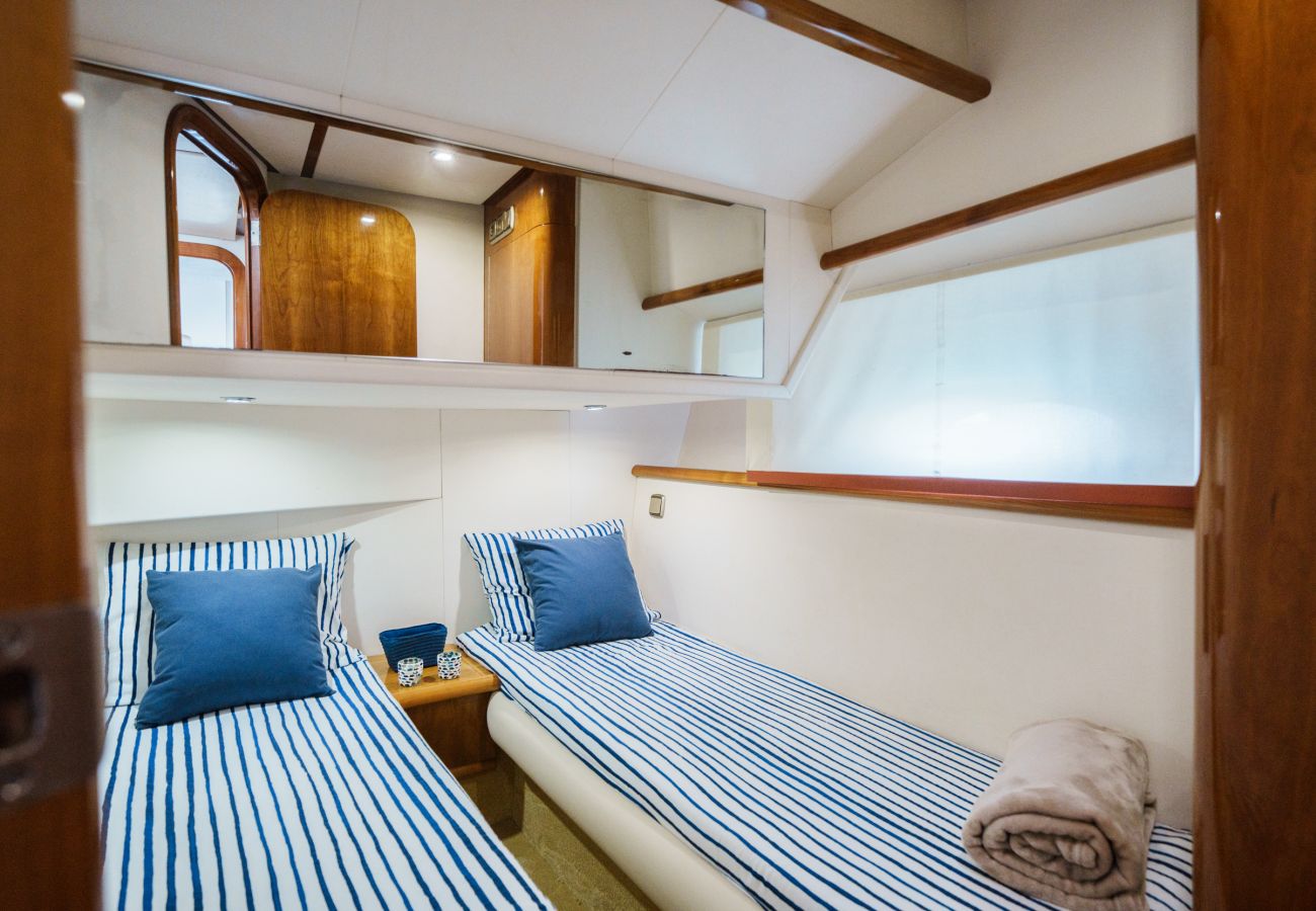 Boat in Vila Nova de Gaia - Night on board Superb Yacht