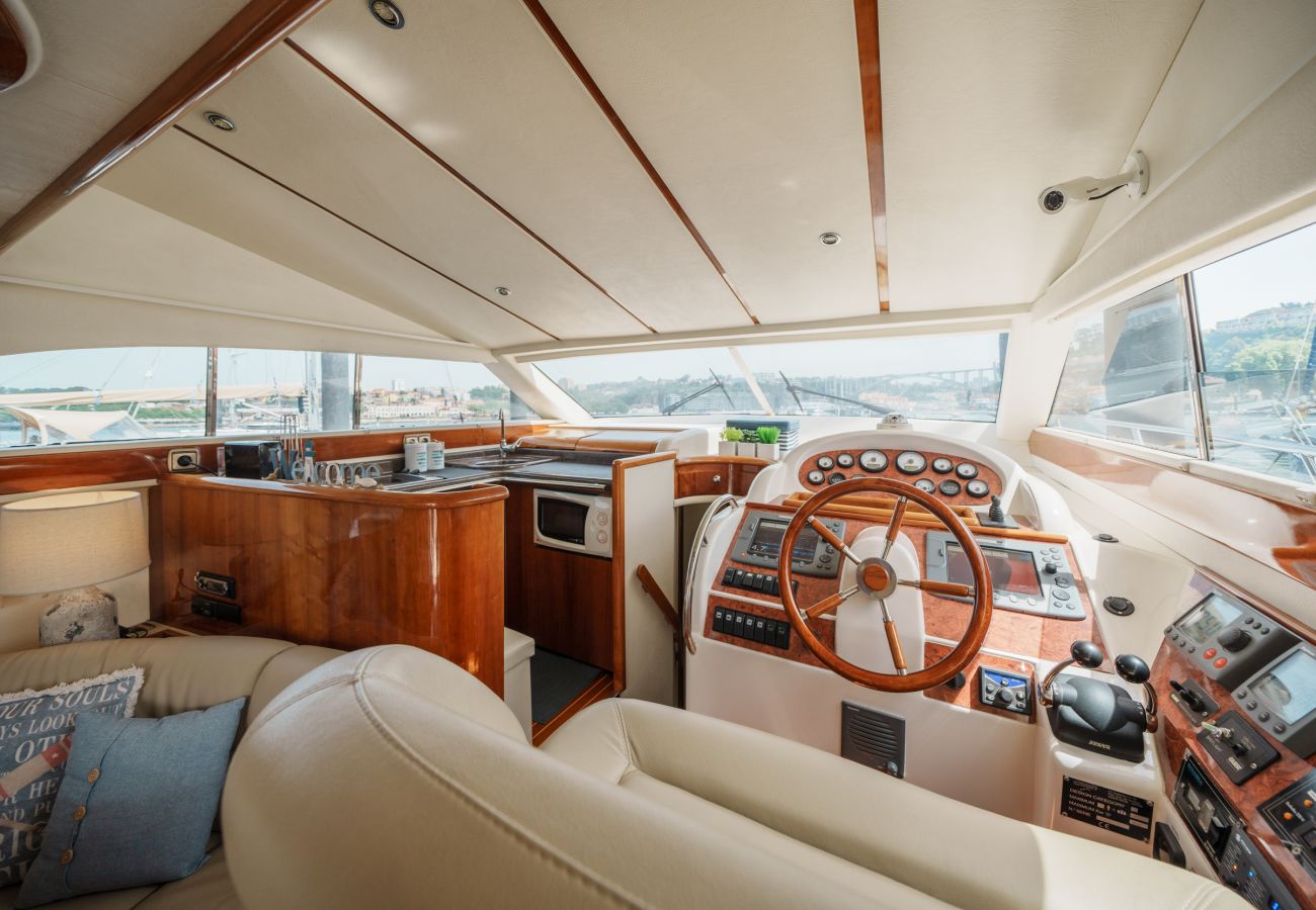 Boat in Vila Nova de Gaia - Night on board Superb Yacht