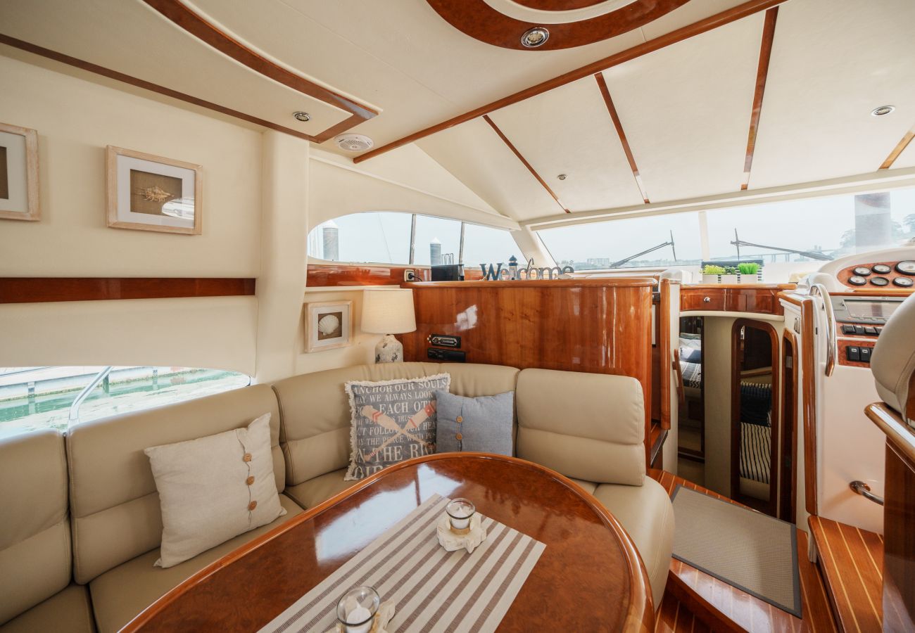 Boat in Vila Nova de Gaia - Night on board Superb Yacht