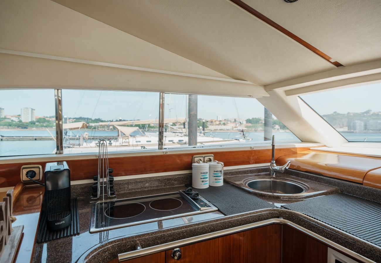 Boat in Vila Nova de Gaia - Night on board Superb Yacht