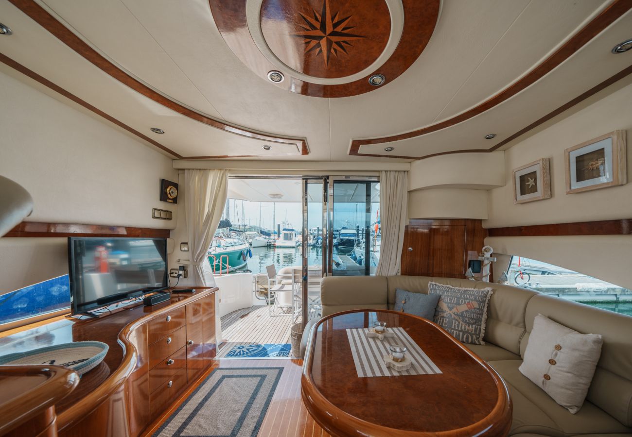 Boat in Vila Nova de Gaia - Night on board Superb Yacht