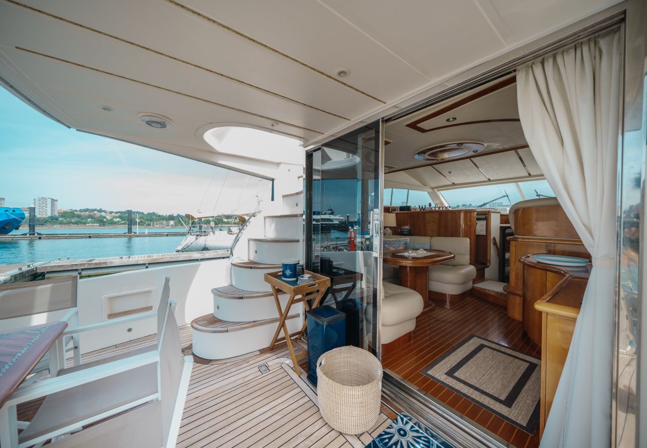 Boat in Vila Nova de Gaia - Night on board Superb Yacht