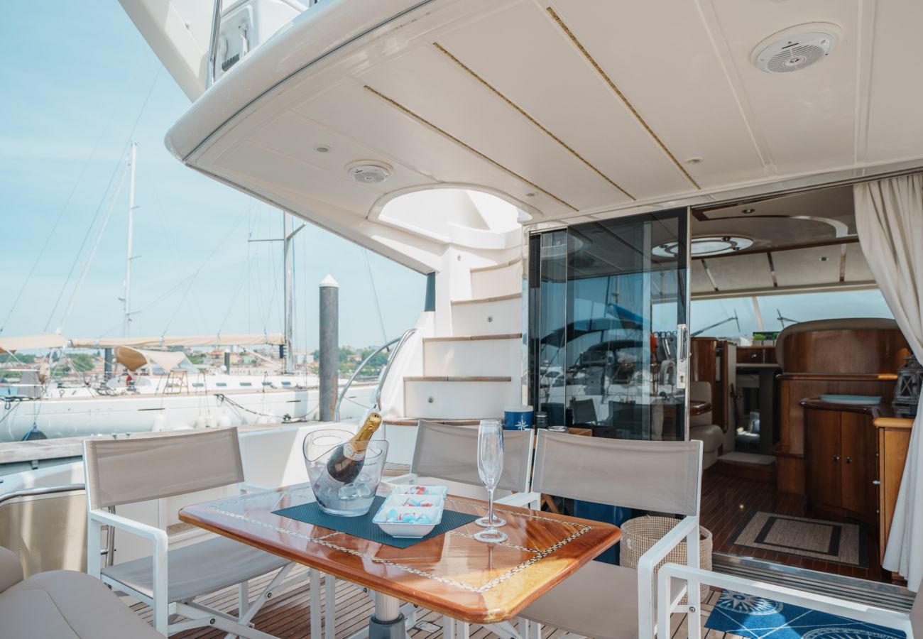 Boat in Vila Nova de Gaia - Night on board Superb Yacht