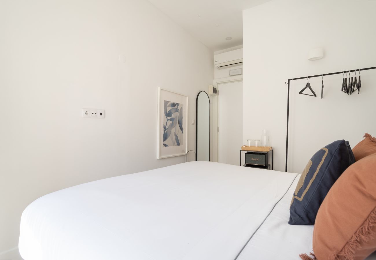 Rent by room in Lisbon - Lapa Diplomatic Suite 0.2 by Feel Lisboa