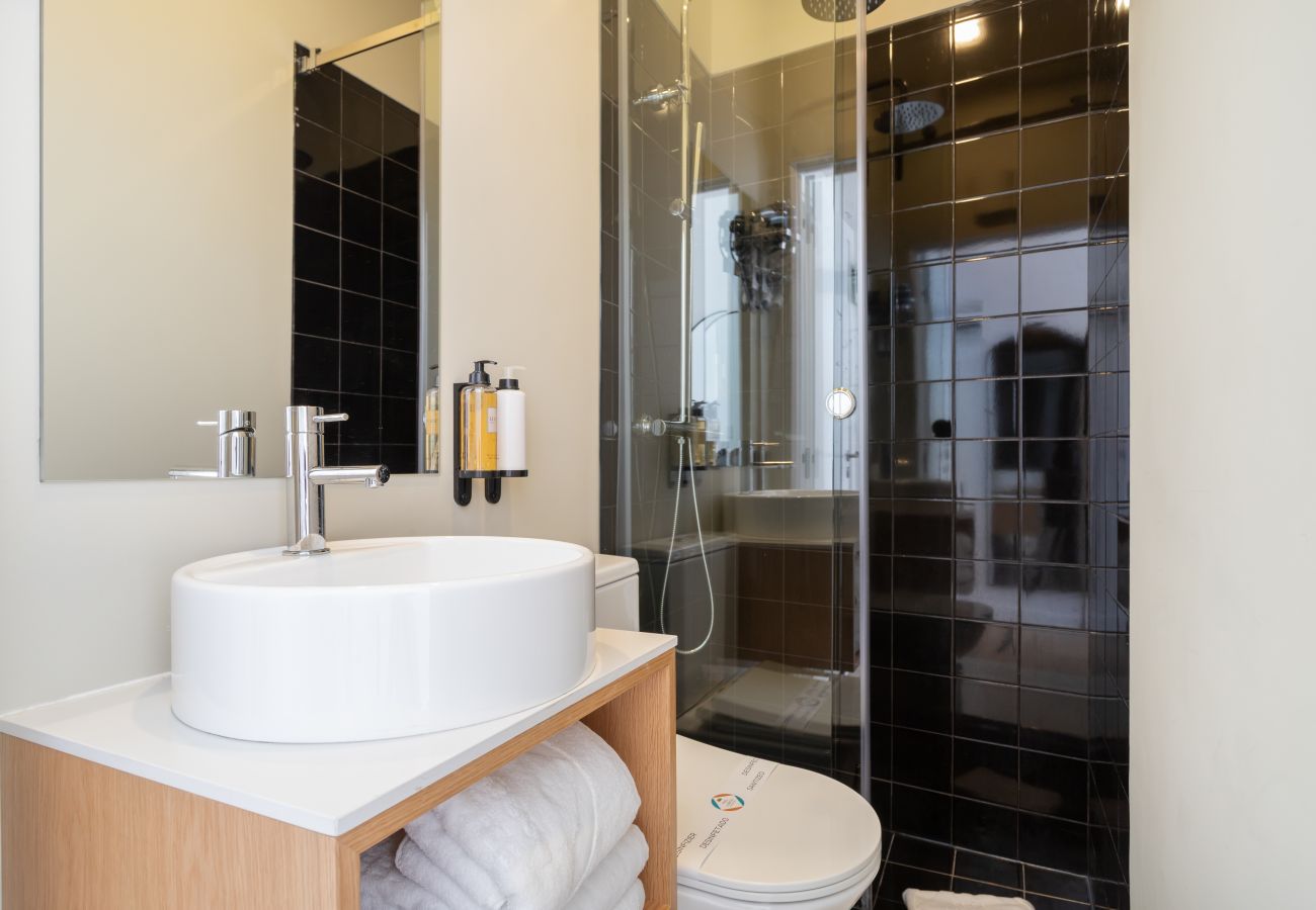 Rent by room in Lisbon - Lapa Diplomatic Suite 0.2 by Feel Lisboa
