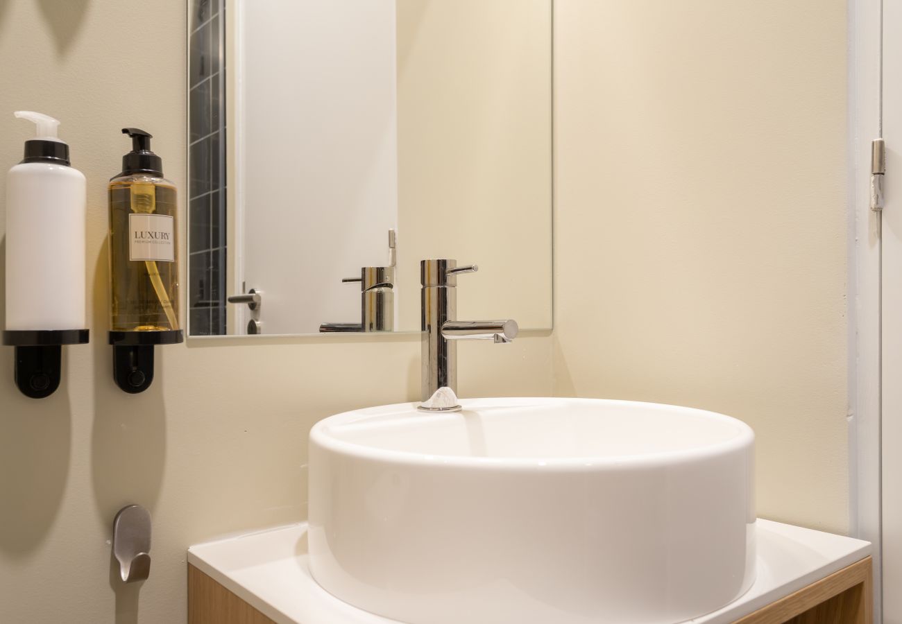 Rent by room in Lisbon - Lapa Diplomatic Suite 0.5 by Feel Lisboa