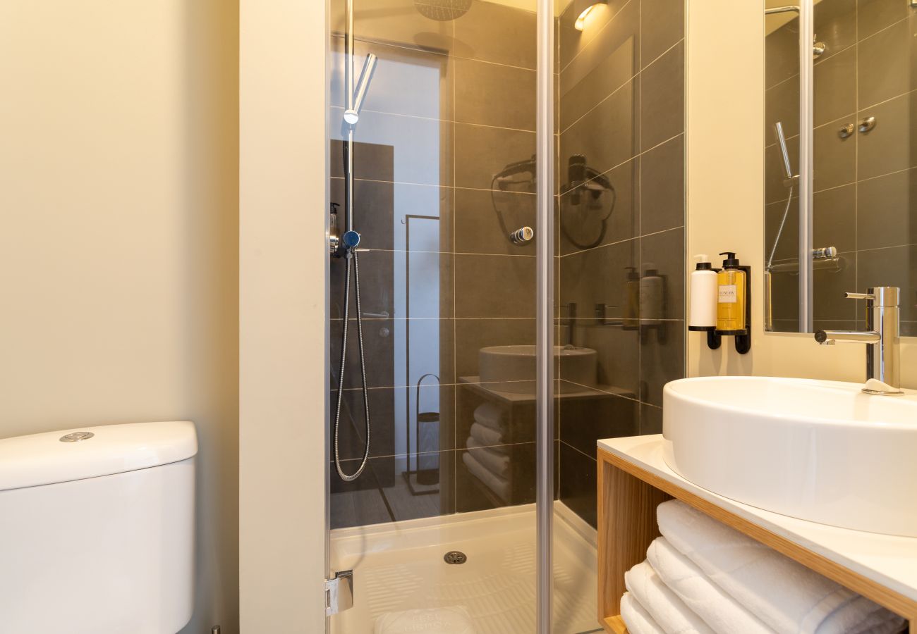 Rent by room in Lisbon - Lapa Diplomatic Suite 2.2 by Feel Lisboa