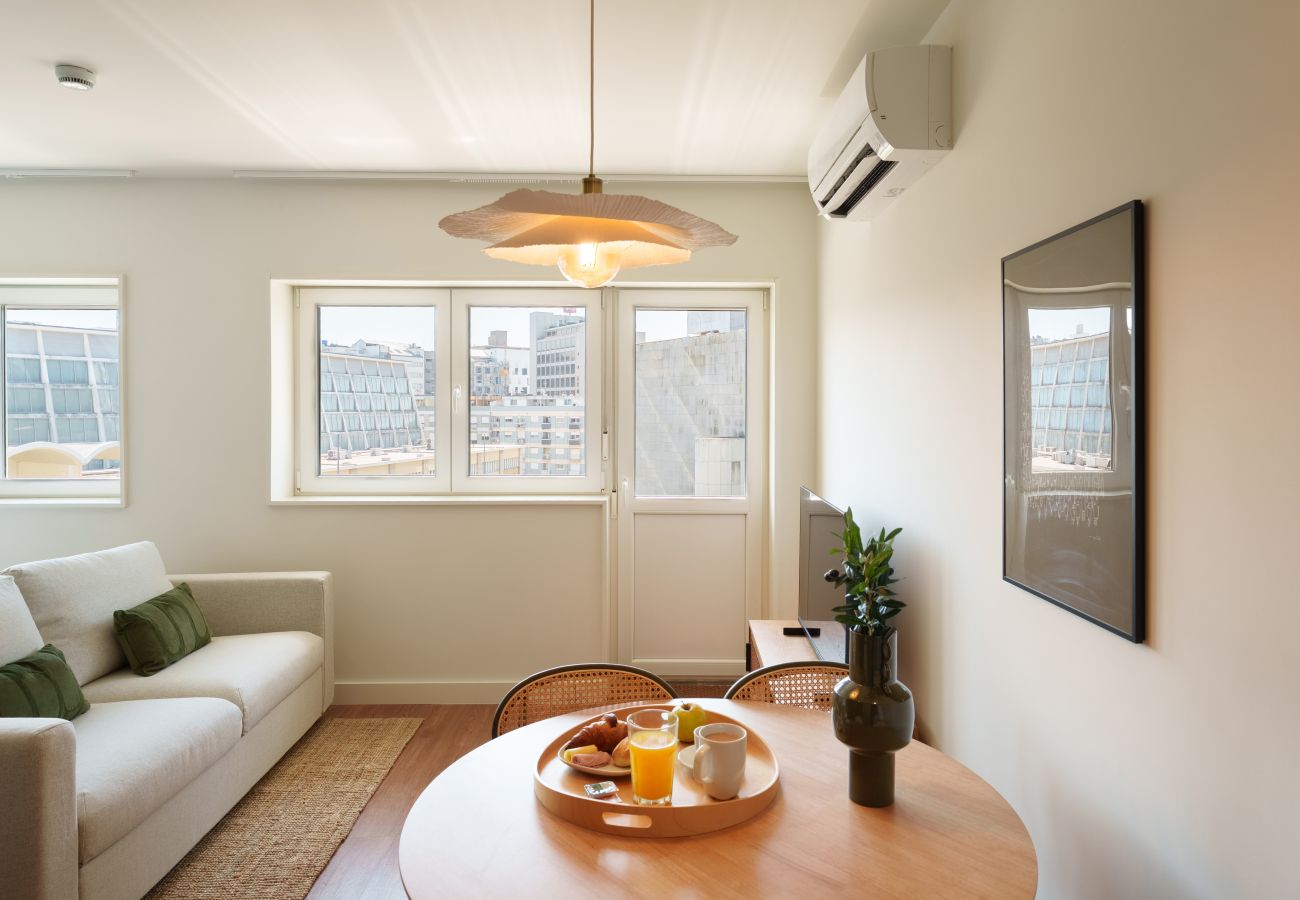 Local accommodation in Porto overlooking the Bom Sucesso Market 