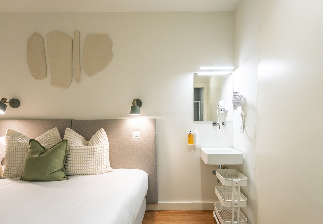 Book this accommodation in Porto and visit the Bom Sucesso Market