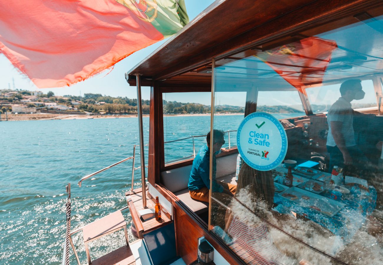 Barco en Vila Nova de Gaia - Night on Board Chris-Craft Douro Experience