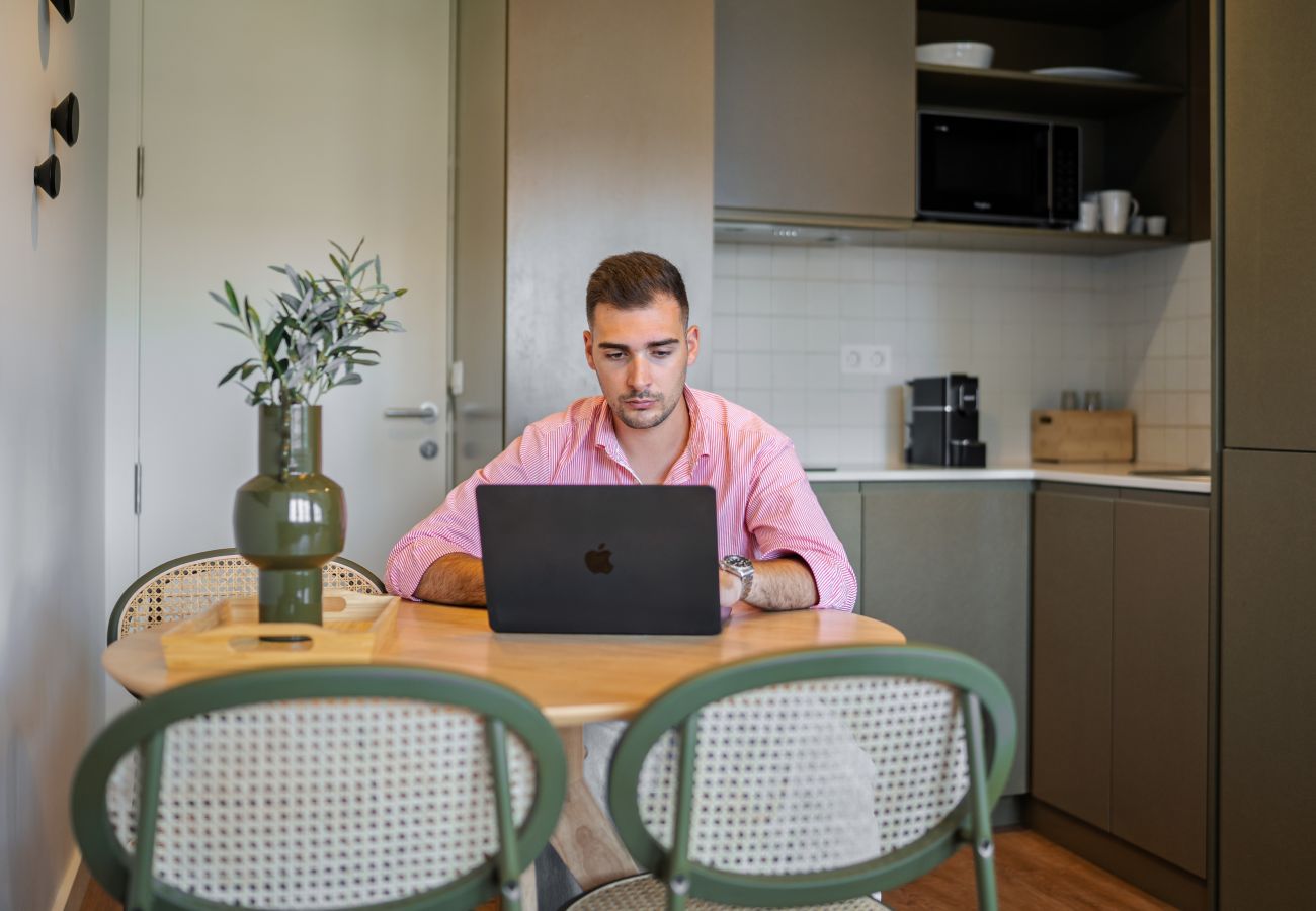 Ambiente corporativo en un alojamiento local, perfecto para quienes combinan trabajo y ocio en Oporto.