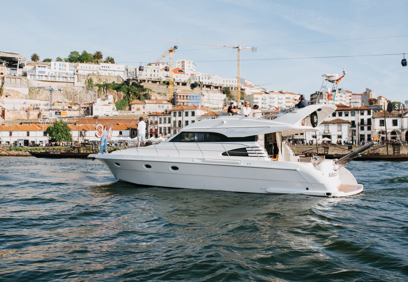 Bateau à Vila Nova de Gaia - Night on board Superb Yacht