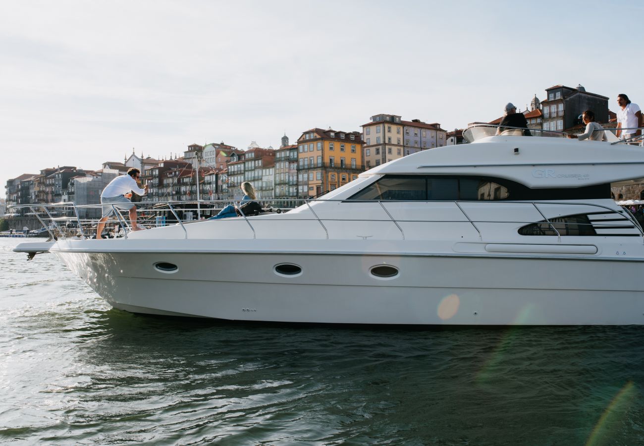 Bateau à Vila Nova de Gaia - Night on board Superb Yacht