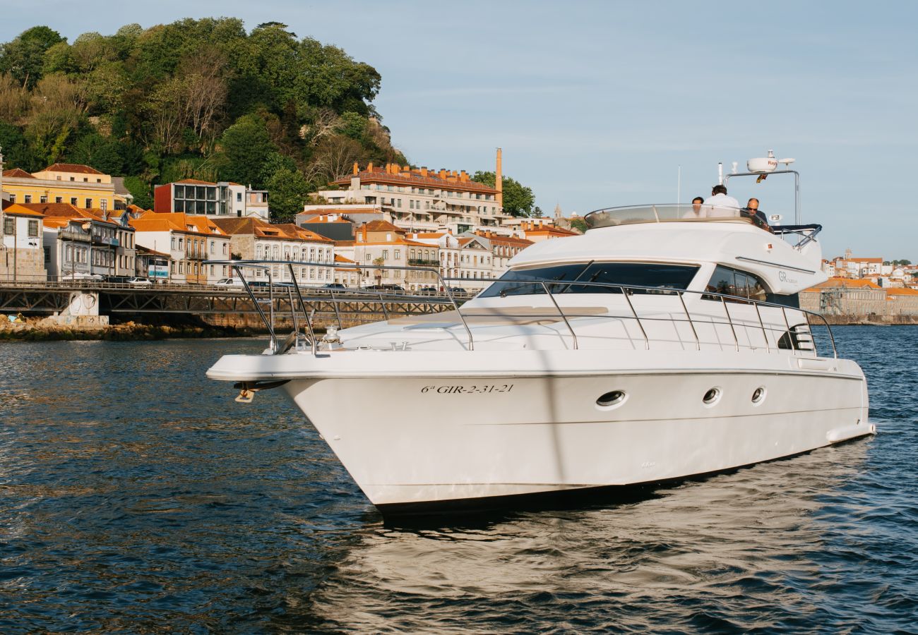 Bateau à Vila Nova de Gaia - Night on board Superb Yacht