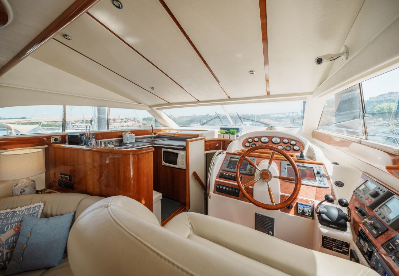 Bateau à Vila Nova de Gaia - Night on board Superb Yacht