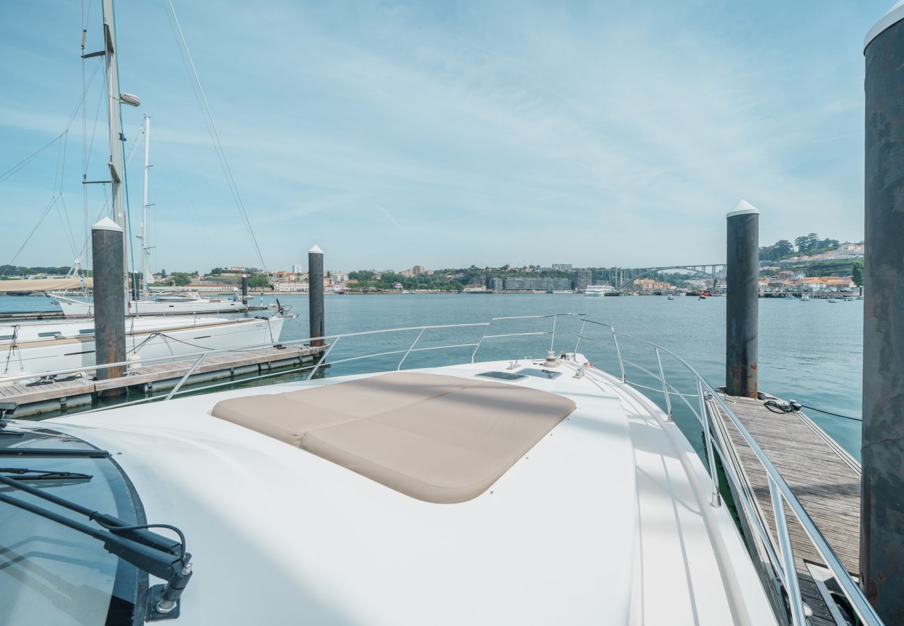 Bateau à Vila Nova de Gaia - Night on board Superb Yacht