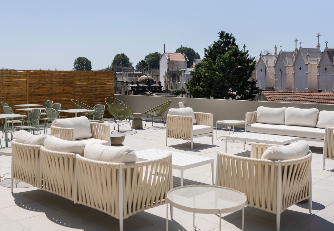 Terrasse commune avec vue sur la ville dans cet hébergement local à Porto 