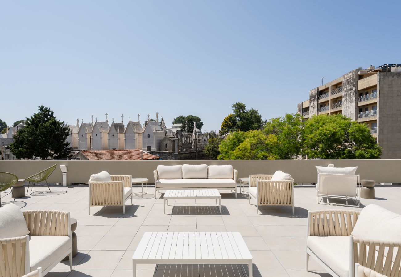 Détendez-vous sur cette fantastique terrasse et profitez du coucher de soleil avec Feel Porto.