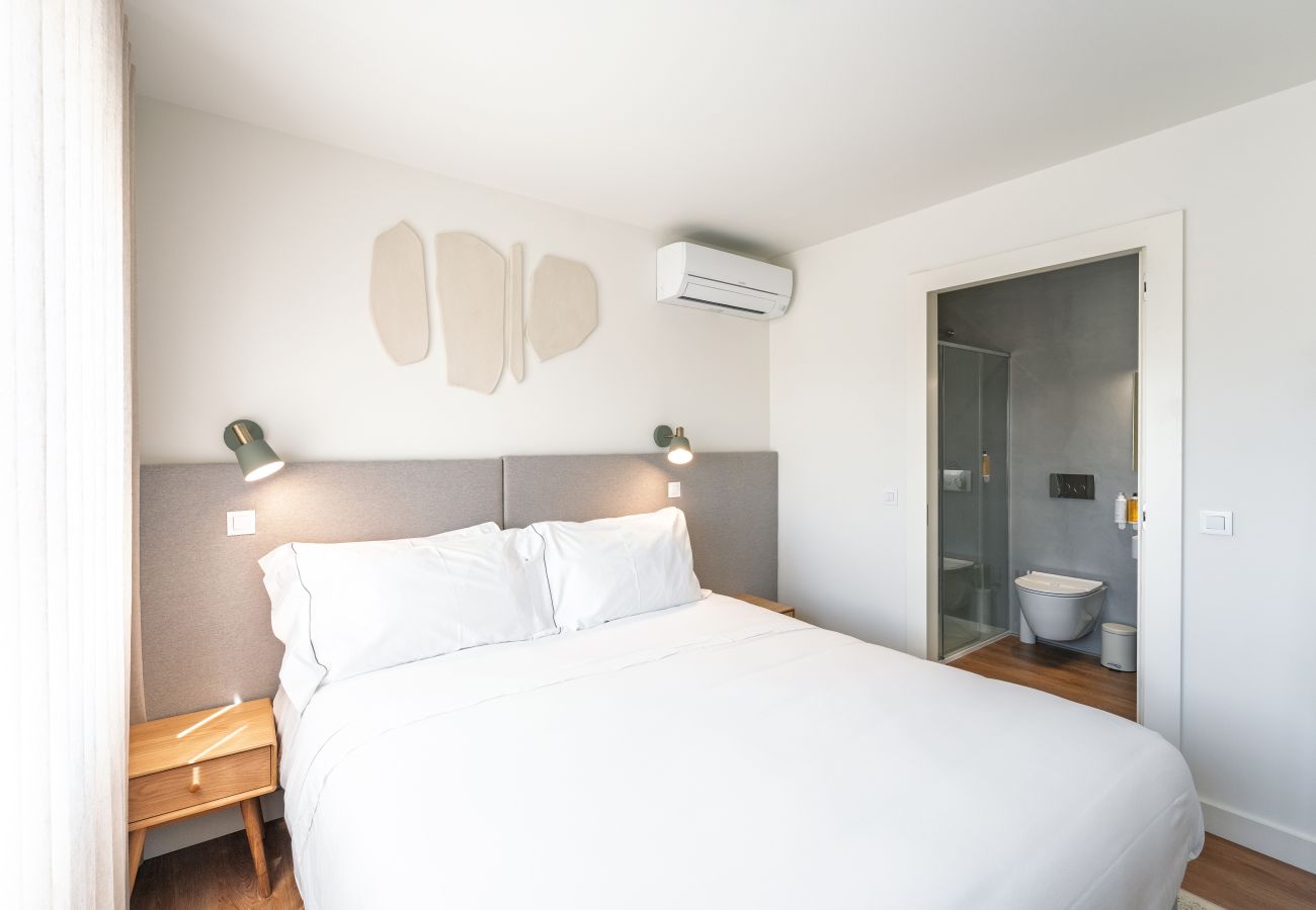 Chambre avec lit double, décoration contemporaine et ambiance relaxante, idéale pour les vacances ou les séjours d'affaires.