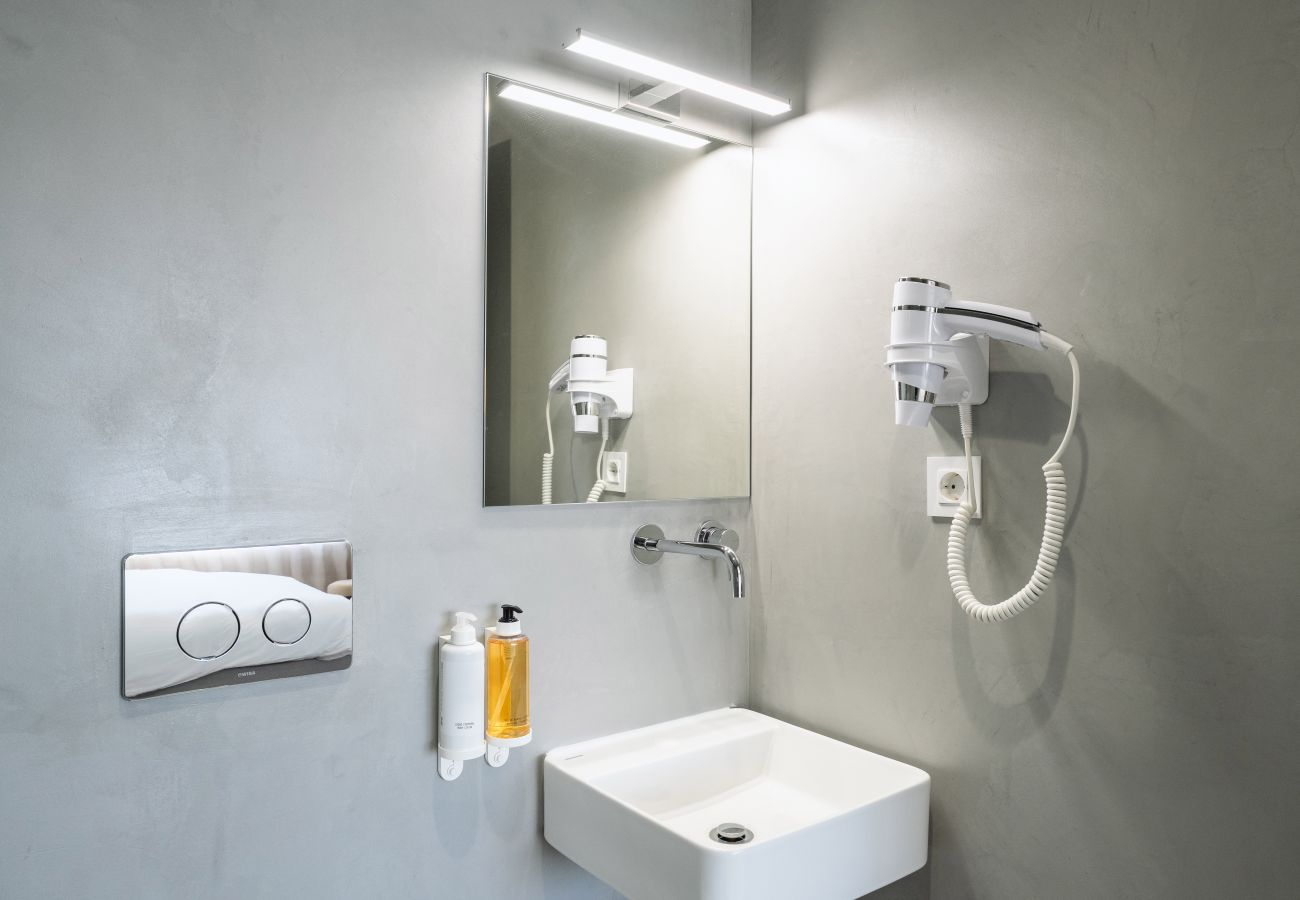 Salle de bain au design contemporain dans l'hébergement Feel Porto